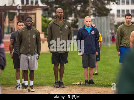 Les Marines américains et les marins sont à la position de l'attention pendant l'hymne national à l'ouverture de l'échelle régionale tournoi de softball au cours de la semaine de San Francisco, 4 octobre 2018. Le tournoi de softball régional est une compétition entre les premiers intervenants civils, militaires, et d'autres guest equipes lieu chaque année pendant la Semaine de la flotte. Des événements comme celui-ci sont effectuées tout au long de la Semaine de la flotte, à renforcer les relations entre l'armée et la communauté locale. Banque D'Images