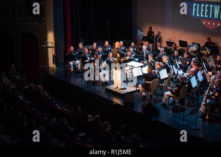 L'honneur 2018 spectateurs regarder la dépouille de notre concert au Marines' Memorial Club Theatre au cours de la semaine de San Francisco le 4 octobre 2018. L'honneur la dépouille de notre concert est un programme spécial conçu par le Major-général Michael Myatt, USMC (Ret.) avec la 1 Division de marines Band - et pour la première fois, la bande de la marine sud-ouest. Le concert est un hommage aux militaires qui ont fait le sacrifice ultime en défendre leur pays. Banque D'Images