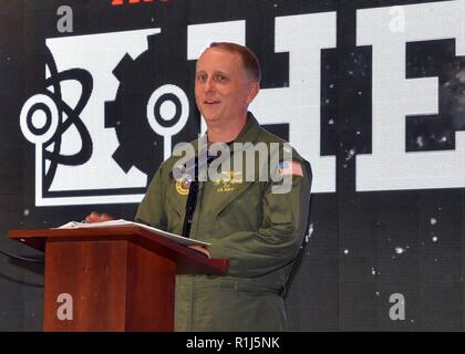 EDINBURG, Texas - (oct. 4, 2018) aviateur naval Cmdr. Jeffrey Reynolds de Raleigh, N.C., commandant du district de recrutement pour la Marine San Antonio, traite de plus de 500 élèves des écoles intermédiaires et secondaires au cours de leadership étudiant jour partie de l'ingénierie, l'Hispanique 2018 Semaine des sciences et de la technologie (HESTEC) sur le campus de l'Université d'Texas-Rio Grande Valley. HESTEC Semaine est une conférence éducative qui dispose d'événements visant à promouvoir la science, technologie, ingénierie et mathématiques (STIM) d'éducation aux personnes de tous âges et de tous horizons. Maintenant dans sa 17e année, HESTEC a bee Banque D'Images