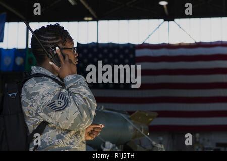 U.S. Air Force Tech. Le Sgt. Tyra James, 52e Escadron des Forces de sécurité sous-officier responsable de la sécurité physique, attend d'autres instructions au cours d'un traité sur les Forces armées conventionnelles en Europe de l'exercice dans la base aérienne de Spangdahlem, en Allemagne, le 4 octobre 2018. Communication rapide entre plusieurs escadrons est un facteur déterminant dans l'inspection du Traité FCE aussi facile et rapide que possible. Banque D'Images