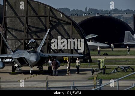 F-22 Raptors et les aviateurs canadiens arrivent à Royal Air Force Lakenheath, Angleterre, pour un déploiement à court terme de l'U.S. European Command zone d'opérations. Les pilotes et le personnel de soutien sont du 27e Escadron de chasse, 1e Escadre de chasse, Joint Base Langley-Eustis, Va, pendant que les avions sont affectés à la 94e Escadron de chasse - également partie de la 1re Escadre de chasse. Banque D'Images