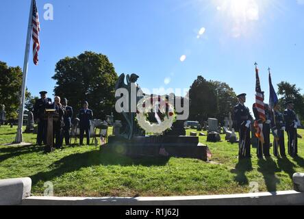 Michael Radlick, vice-président de l'Association cimetière rural d'Albany, mot d'ouverture d'une cérémonie de reconnaissance Le Président Chester A. Arthur le 5 octobre, 2018 en Menands, N.Y. New York Air National Guard Brig. Le général Timothy J. LaBarge, la Garde nationale NewYork Directeur de l'état-major interarmées, chef du commandement et le sergent-chef. Maureen Dooley, le sous-classement de la haute direction de la Garde nationale aérienne de New York, a présenté une couronne de Président Donald Trump à la fosse du Président Chester A. Arthur à Albany cimetière rural . Des représentants des forces armées des Etats-Unis prese Banque D'Images
