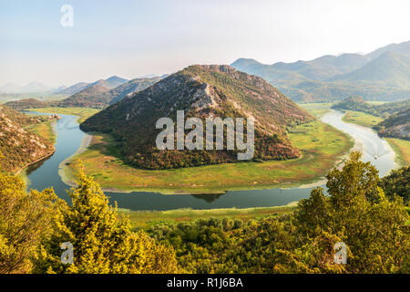 Vue de la pointe de l'ouest le lac de Skadar, le Monténégro. River Bend Crnojevic autour des pics de montagne verte. Très belle vue sur la rivière. Banque D'Images