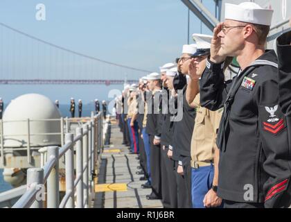 SAN FRANCISCO (oct. 5, 2018) marins et Marines, affecté à l'assaut amphibie USS Bonhomme Richard (DG 6), rend hommage rendu pendant le défilé des navires dans le cadre de la semaine de San Francisco en 2018. San Francisco Fleet Week est l'occasion pour le public américain pour satisfaire leur marine, Marine Corps et les équipes de la Garde côtière canadienne et l'expérience de la mer du Nord. Au cours de la semaine de la flotte, les militaires participent à divers événements de service communautaire, vitrine de l'équipement et les capacités de la communauté, et profiter de l'hospitalité de San Francisco et ses environs. Banque D'Images