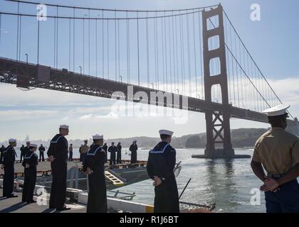 SAN FRANCISCO (oct. 5, 2018) marins et Marines, affecté à l'assaut amphibie USS Bonhomme Richard (DG 6), l'homme les rails pendant le défilé des navires dans le cadre de la semaine de San Francisco en 2018. San Francisco Fleet Week est l'occasion pour le public américain pour satisfaire leur marine, Marine Corps et les équipes de la Garde côtière canadienne et l'expérience de la mer du Nord. Au cours de la semaine de la flotte, les militaires participent à divers événements de service communautaire, vitrine de l'équipement et les capacités de la communauté, et profiter de l'hospitalité de San Francisco et ses environs. Banque D'Images