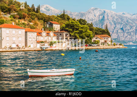 Vue sur le quai de la ville de Perast dans la baie de Kotor. Banque D'Images