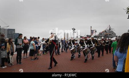 BALTIMORE (oct. 6, 2018) Les membres de la Marine royale Service Bande effectuer dans le port intérieur de Baltimore Maryland durant la Semaine de la flotte et le spectacle aérien de Baltimore. MDFWASB est Baltimore's célébration de la mer et des services est l'occasion pour les citoyens de Maryland et la ville de Baltimore pour répondre marins, marines et gardes côte, ainsi que de voir de première main les dernières capacités des services maritimes d'aujourd'hui. Banque D'Images