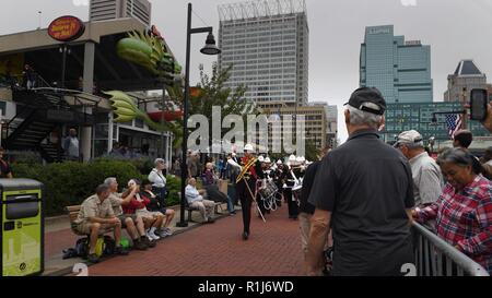 BALTIMORE (oct. 6, 2018) Les membres de la Marine royale Service Bande effectuer dans le port intérieur de Baltimore Maryland durant la Semaine de la flotte et le spectacle aérien de Baltimore. MDFWASB est Baltimore's célébration de la mer et des services est l'occasion pour les citoyens de Maryland et la ville de Baltimore pour répondre marins, marines et gardes côte, ainsi que de voir de première main les dernières capacités des services maritimes d'aujourd'hui. Banque D'Images