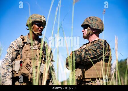 U.S. Marine Corps Brig. Bgén Chris McPhillips, le général commandant la 3e Brigade de force expéditionnaire des Marines, et le major du Corps des Marines américain Michael Dorsey parler d'un live-le-feu au cours de l'événement 2 KAMANDAG au Colonel Ernesto P. Ravina Air Base, Octobre 5th, 2018. KAMANDAG 2 aide à maintenir un haut niveau de disponibilité et de réactivité. Banque D'Images