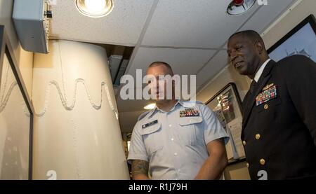 BALTIMORE (oct. 4, 2018) Maître de Manœuvre 1re classe Jeff Quinn, gauche, de Gloucester, Massachusetts, arrière conduit Adm. Stephen Evans, commandant du groupe aéronaval, deux d'une visite guidée à bord du garde-côte américain Barque Eagle (327) WIX durant la Semaine de Maryland et le spectacle aérien de Baltimore. MDFWASB est Baltimore's célébration de la mer et des services est l'occasion pour les citoyens de Maryland et la ville de Baltimore pour répondre marins, marines et gardes côte, ainsi que de voir de première main les dernières capacités des services maritimes d'aujourd'hui. Banque D'Images