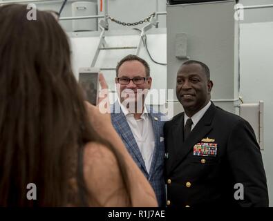 BALTIMORE (oct. 4, 2018) Arrière Adm. Stephen Evans, droite, commandant du groupe aéronaval, deux, pose pour une photo lors d'une réception à bord de la classe Kingston le navire de défense côtière NCSM Moncton (MM 708) pendant la semaine du Maryland et le spectacle aérien de Baltimore. MDFWASB est Baltimore's célébration de la mer et des services est l'occasion pour les citoyens de Maryland et la ville de Baltimore pour répondre marins, marines et gardes côte, ainsi que de voir de première main les dernières capacités des services maritimes d'aujourd'hui. Banque D'Images