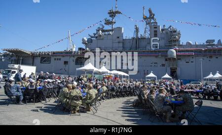 SAN FRANCISCO (oct. 7, 2018) marins et Marines, affecté à l'assaut amphibie USS Bonhomme Richard (DG 6), participer à un barbecue pour l'équipage hébergé par la Ligue navale de San Francisco Oakland pierside durant la Semaine de la flotte en 2018. San Francisco Fleet Week est l'occasion pour le public américain pour satisfaire leur marine, Marine Corps et les équipes de la Garde côtière canadienne et l'expérience de la mer du Nord. Au cours de la semaine de la flotte, les militaires participent à divers événements de service communautaire, vitrine de l'équipement et les capacités de la communauté, et profiter de l'hospitalité de San Francisco et ses environs Banque D'Images