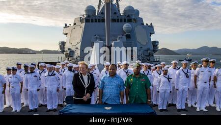 PORT MORESBY, Papouasie Nouvelle Guinée (oct. 7, 2018) à partir de la gauche, l'honorable Catherine Ebert-Gray, Ambassadeur des États-Unis à la Papouasie-Nouvelle-Guinée, Îles Salomon et Vanuata, Son Excellence Rimbink Pato, Ministre des affaires étrangères et du Commerce, et de la Papouasie-Nouvelle-Guinée Brick Force de défense. Le général Gilbert Toropo posent pour une photo avant de signer un accord à l'avance et de finaliser les négociations sur trois importants accords bilatéraux qui continuera d'approfondir la coopération en matière de sécurité et les liens entre les Etats-Unis et la Papouasie-Nouvelle-Guinée au cours d'une cérémonie tenue sur le gaillard à bord de la classe Arleigh Burke visite Banque D'Images