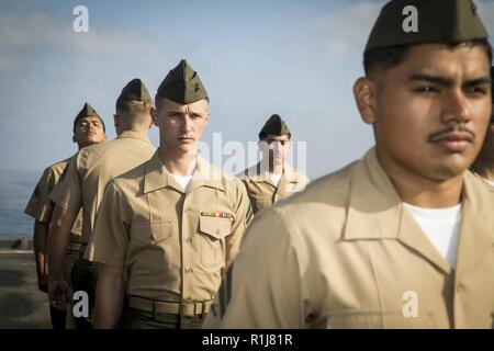 Golfe d'ADEN - Marines des États-Unis avec la 13e Marine Expeditionary Unit (MEU), attendre en formation au cours d'une inspection uniforme pour le caporal's Course à bord de la classe Whidbey Island landing ship dock USS Rushmore (LSD 47), le 6 octobre 2018. Le groupe amphibie d'Essex et la 13e MEU sont déployés dans le domaine de la 5e flotte américaine des opérations à l'appui des opérations navales pour assurer la stabilité et la sécurité maritime dans la région Centrale, reliant la Méditerranée et le Pacifique à travers l'ouest de l'Océan indien et trois points d'étranglement stratégiques. Banque D'Images