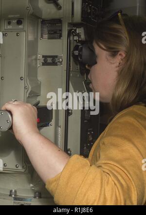 APRA HARBOUR, Guam (oct. 09, 2018) Mme Katherine Lee, membre du Congrès, les membres du personnel pour Guam Madeline Z. Bordallo, obtient de près d'Apra Harbour par le périscope de Los Angeles-classe d'attaque USS Topeka (SSN 754) pendant un tour en sous-marin. Topeka est l'un des quatre sous-marins déployés avant-homeported in Apra Harbour, Guam Banque D'Images