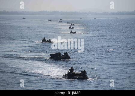 Mer des Philippines (24 oct. 09, 2018) AAV-P7/A1 des véhicules amphibies d'assaut amphibie de l'approche landing ship dock USS Ashland (LSD 48) après avoir terminé la formation humanitaire et les secours en cas de catastrophe de la formation dans le cadre d'un exercice pour KAMANDAG 2. KAMANDAG 2 est un exercice d'entraînement militaire dirigé par Philippines entre les forces armées des Philippines et de l'armée américaine, avec des participants de la Force d'autodéfense du Japon avec des échanges militaires à travers diverses activités de formation, de développement des capacités, de formation et d'aide humanitaire et civique des projets d'assistance. KAMANDAG est un acrony Banque D'Images