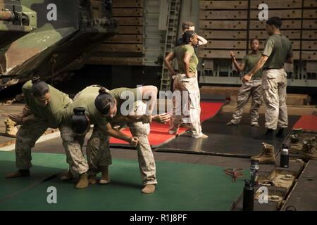 Golfe d'ADEN - Marines des États-Unis avec la 13e Marine Expeditionary Unit (MEU), participer à un cours d'armes non létales à bord de la classe Whidbey Island landing ship dock USS Rushmore (LSD 47), 9 octobre 2018. Le groupe amphibie d'Essex et la 13e MEU sont déployés dans le domaine de la 5e flotte américaine des opérations à l'appui des opérations navales pour assurer la stabilité et la sécurité maritime dans la région Centrale, reliant la Méditerranée et le Pacifique à travers l'ouest de l'Océan indien et trois points d'étranglement stratégiques. Banque D'Images