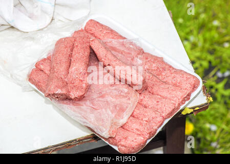 Des plats roumains traditionnels préparés à base de viande : grillés 'mititei, mici' Banque D'Images