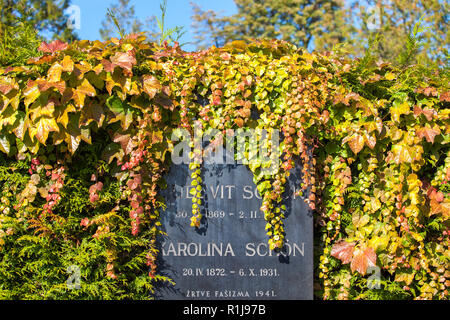 Zagreb, Croatie - Octobre 2018. Les feuilles d'automne comme décoration sur les chapelles et les pierres tombales dans le cimetière à l'automne Banque D'Images