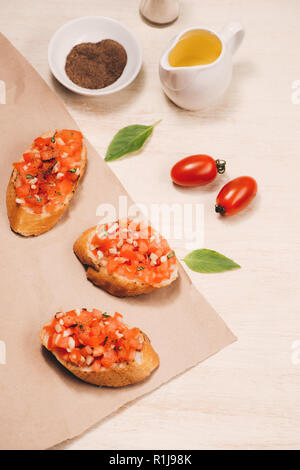 Italien simple bruschetta à la tomate, appétissant sur la table en bois Banque D'Images