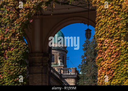 Zagreb, Croatie - Octobre 2018. Les feuilles d'automne comme décoration sur les chapelles et les pierres tombales dans le cimetière à l'automne Banque D'Images