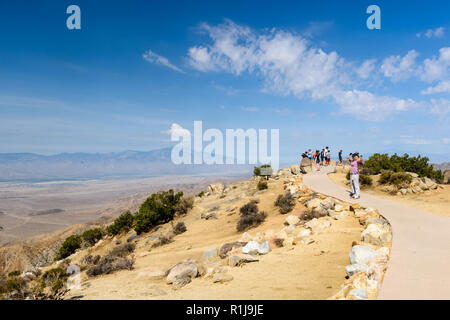 Twentynine Palms, CA-Juillet 15, 2018 : les touristes prendre des photos à voir les touches, surplombant la vallée de Coachella à Joshua Tree National Park, Californie Banque D'Images