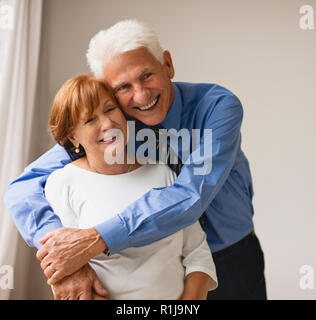 Portrait of a senior man et sa femme à la maison. Banque D'Images