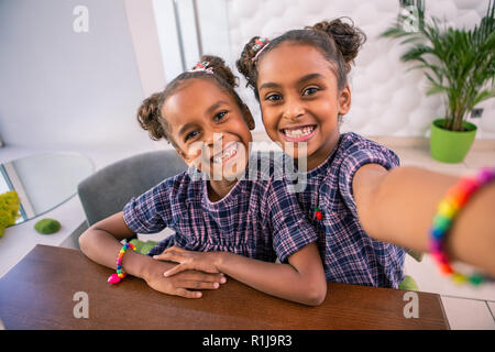 Deux frères et sœurs se sentir extrêmement joyeux tout en faisant ensemble photo Banque D'Images