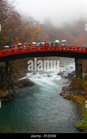 Cortège de mariage traverse le pont sacré Shinkyo, Nikko, Japon. Banque D'Images