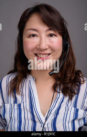 Portrait of Asian Centre d'appel woman smiling Banque D'Images