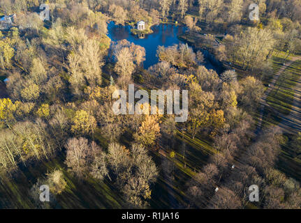 Vue aérienne ; drone de matin d'automne dans le beau parc de la ville ; le repos et la zone de loisirs avec lac d'eau bleu et de grands arbres avec de longues ombres ; joli st Banque D'Images