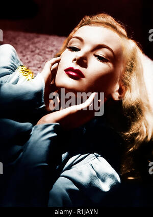 Veronica Lake (né Constance Frances Marie Ockelman ; 14 novembre 1922[1] - 7 juillet 1973) est un film américain, d'une scène, de télévision et actrice. Lake a remporté un succès critique et populaire à la fois pour son rôle dans les voyages de Sullivan et de rôles dans femme fatale film noirs avec Alan Ladd, pendant les années 1940. Elle était également bien connue pour son peek-a-boo hairstyle. La carrière du lac ont commencé à baisser à la fin des années 1940, en partie en raison de son alcoolisme. Elle a fait seulement un film dans les années 1950 mais est apparu dans plusieurs rôles apparition à la télévision. Elle est retournée à l'écran en 1966 avec un rôle dans le film Footste Banque D'Images