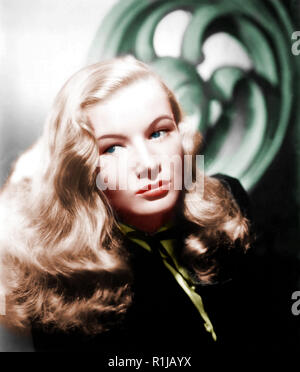 Veronica Lake (né Constance Frances Marie Ockelman ; 14 novembre 1922[1] - 7 juillet 1973) est un film américain, d'une scène, de télévision et actrice. Lake a remporté un succès critique et populaire à la fois pour son rôle dans les voyages de Sullivan et de rôles dans femme fatale film noirs avec Alan Ladd, pendant les années 1940. Elle était également bien connue pour son peek-a-boo hairstyle. La carrière du lac ont commencé à baisser à la fin des années 1940, en partie en raison de son alcoolisme. Elle a fait seulement un film dans les années 1950 mais est apparu dans plusieurs rôles apparition à la télévision. Elle est retournée à l'écran en 1966 avec un rôle dans le film Footste Banque D'Images