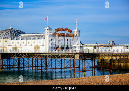 Vue panoramique du Palace Pier de Brighton, l'un des plus populaires attractions touristiques de la ville balnéaire de Brighton en Angleterre, Royaume-Uni Banque D'Images