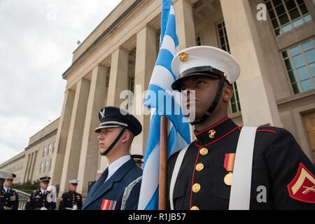 Le secrétaire américain à la Défense, James N. Mattis rencontre le ministre de la Défense nationale pour la Grèce Panos Kammenos au Pentagone à Washington, D.C., le 9 octobre 2018. Banque D'Images