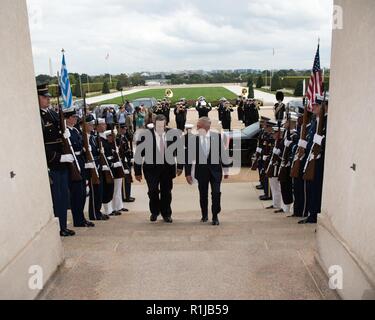 Le secrétaire américain à la Défense, James N. Mattis rencontre le ministre de la Défense nationale pour la Grèce Panos Kammenos au Pentagone à Washington, D.C., le 9 octobre 2018. Banque D'Images