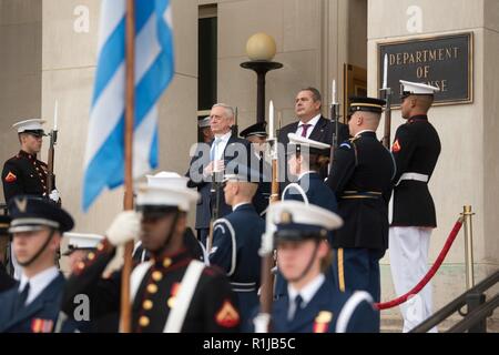 Le secrétaire américain à la Défense, James N. Mattis rencontre le ministre de la Défense nationale pour la Grèce Panos Kammenos au Pentagone à Washington, D.C., le 9 octobre 2018. Banque D'Images
