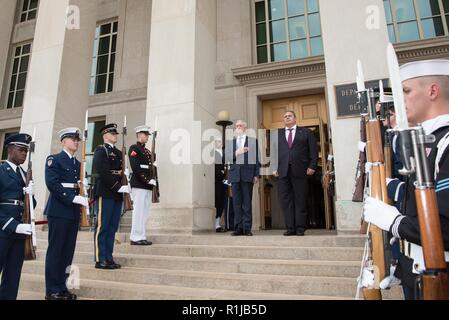 Le secrétaire américain à la Défense, James N. Mattis rencontre le ministre de la Défense nationale pour la Grèce Panos Kammenos au Pentagone à Washington, D.C., le 9 octobre 2018. Banque D'Images