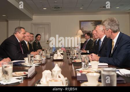 Le secrétaire américain à la Défense, James N. Mattis rencontre le ministre de la Défense nationale pour la Grèce Panos Kammenos au Pentagone à Washington, D.C., le 9 octobre 2018. Banque D'Images