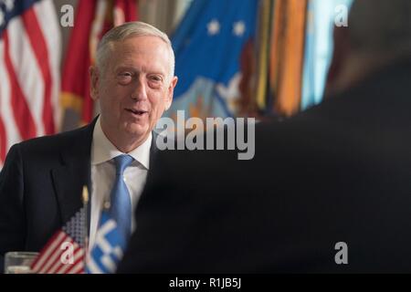 Le secrétaire américain à la Défense, James N. Mattis rencontre le ministre de la Défense nationale pour la Grèce Panos Kammenos au Pentagone à Washington, D.C., le 9 octobre 2018. Banque D'Images