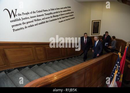 Le secrétaire américain à la Défense, James N. Mattis rencontre le ministre de la Défense nationale pour la Grèce Panos Kammenos au Pentagone à Washington, D.C., le 9 octobre 2018. Banque D'Images