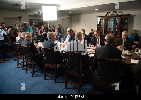 Le secrétaire américain à la Défense, James N. Mattis rencontre le ministre de la Défense nationale pour la Grèce Panos Kammenos au Pentagone à Washington, D.C., le 9 octobre 2018. Banque D'Images