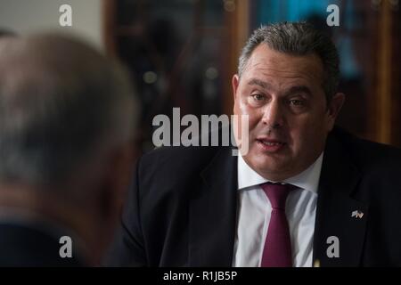 Le secrétaire américain à la Défense, James N. Mattis rencontre le ministre de la Défense nationale pour la Grèce Panos Kammenos au Pentagone à Washington, D.C., le 9 octobre 2018. Banque D'Images