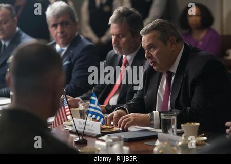 Le secrétaire américain à la Défense, James N. Mattis rencontre le ministre de la Défense nationale pour la Grèce Panos Kammenos au Pentagone à Washington, D.C., le 9 octobre 2018. Banque D'Images