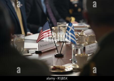 Le secrétaire américain à la Défense, James N. Mattis rencontre le ministre de la Défense nationale pour la Grèce Panos Kammenos au Pentagone à Washington, D.C., le 9 octobre 2018. Banque D'Images
