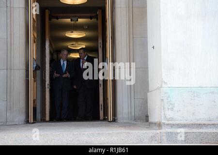 Le secrétaire américain à la Défense, James N. Mattis rencontre le ministre de la Défense nationale pour la Grèce Panos Kammenos au Pentagone à Washington, D.C., le 9 octobre 2018. Banque D'Images