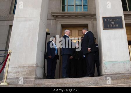 Le secrétaire américain à la Défense, James N. Mattis rencontre le ministre de la Défense nationale pour la Grèce Panos Kammenos au Pentagone à Washington, D.C., le 9 octobre 2018. Banque D'Images