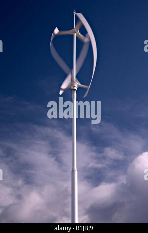 La rotation de l'éolienne à axe vertical sur une journée ensoleillée Banque D'Images