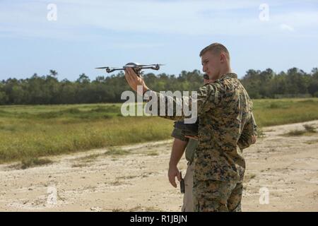 Un U.S. Marine avec 2e Division de marines se prépare à lancer un drone XMQ-13 Instant Eye au cours de formation du système aérien sans pilote au Camp Lejuene, N.C., 10 octobre 2018. La formation de l'infanterie de marine a appris avec 2e Division de marines comment utiliser divers systèmes de drones à utiliser dans les opérations de combat. Banque D'Images