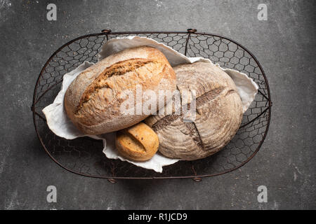 Vue de dessus du panier à pain ciabatta sur fond gris Banque D'Images